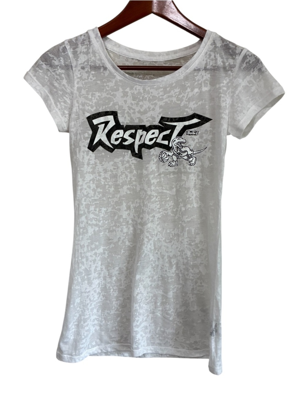 Mitchell & Ness Women’s Toronto Raptors Respect Graphic Tee Size Small